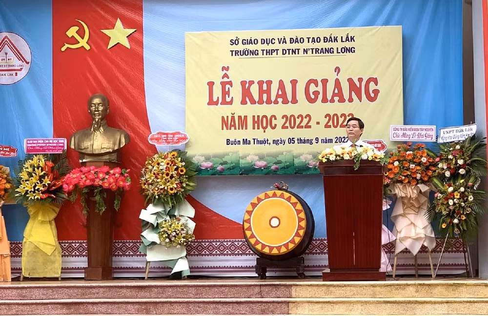 Bí thư Tỉnh ủy Đắk Lắk Nguyễn Đình Trung đọc thư của Chủ tịch nước gửi ngành Giáo dục và Đào tạo và phát biểu động viên giáo viên, học sinh Trường Trung học phổ thông dân tộc nội trú Nơ Trang Lơng trong năm học mới.