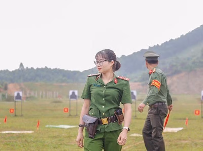 Đại úy Bùi Thị Quế tại hội thao bắn súng. Đại úy Bùi Thị Quế tại hội thao bắn súng.