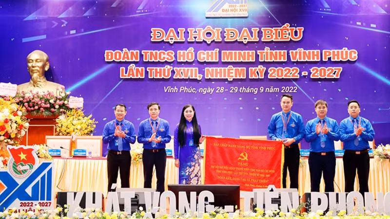 Bí thư Tỉnh ủy Hoàng Thị Thúy Lan tặng bức trướng cho Ban Thường vụ Tỉnh Đoàn.