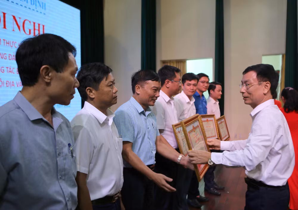 Chủ tịch UBND tỉnh Nam Định Phạm Đình Nghị tặng Bằng khen cho 6 tập thể và 9 cá nhân có thành tích xuất sắc trong công tác bảo đảm an toàn giao thông.