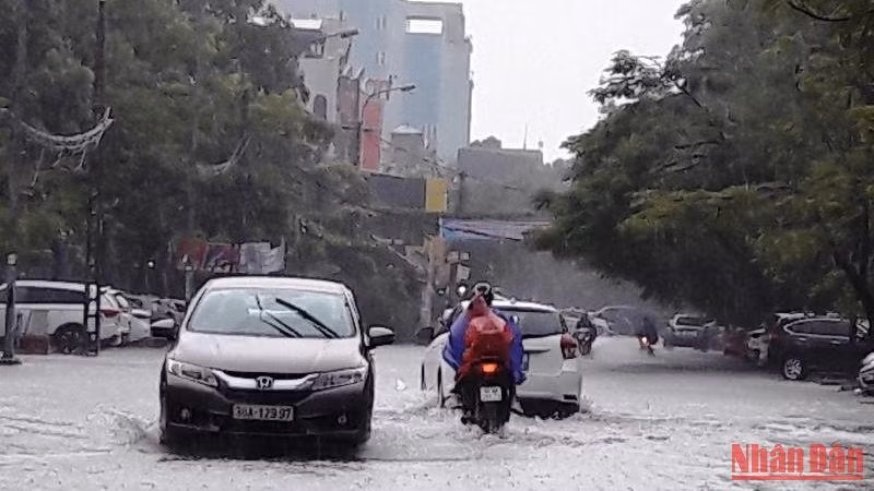 Mưa to gây ngập nước cục bộ điểm đường nội thị trước cổng trường THPT Đào Duy Từ và THCS Trần Mai Ninh, thành phố Thanh Hóa.