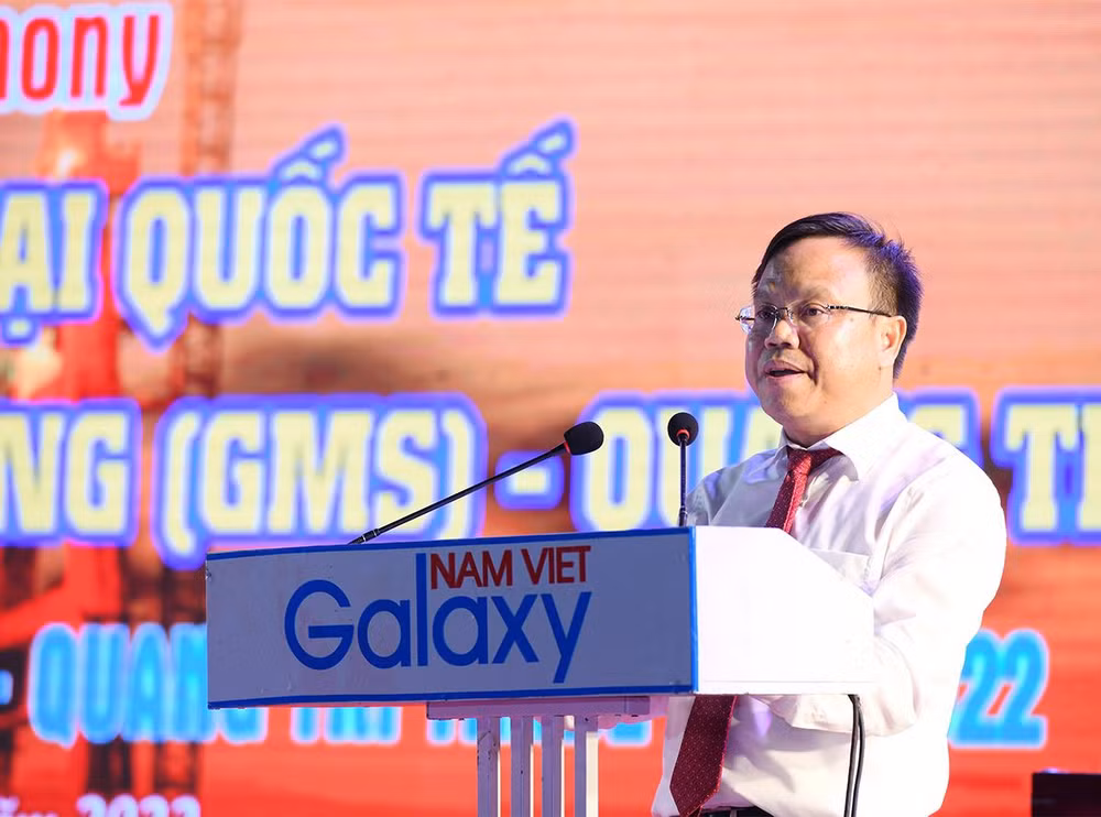 Phó Chủ tịch Ủy ban nhân dân tỉnh Quảng Trị Lê Đức Tiến phát biểu khai mạc hội chợ.