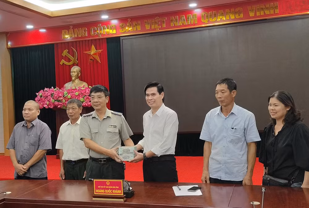 Chủ tịch UBND tỉnh Sơn La trao 1 tỷ đồng cho Cục Thi hành án dân sự tỉnh trước sự chứng kiến của đại diện công nhân.