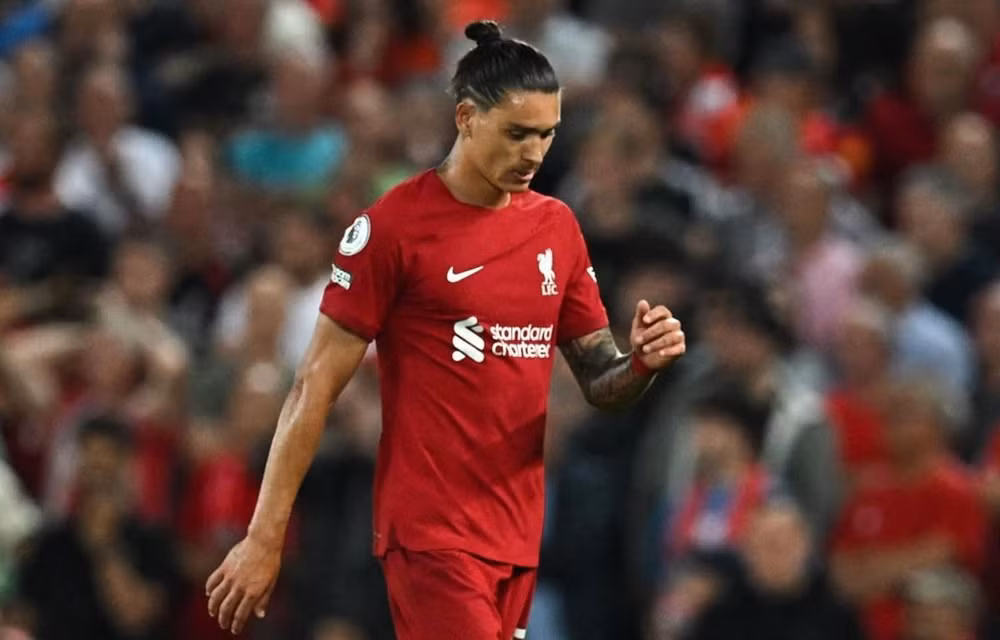 Nunez lĩnh thẻ đỏ, khiến Liverpool phải thi đấu thiếu người. (Nguồn: Getty Images/TTXVN)