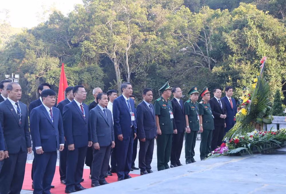 Các đại biểu dâng hoa tại Đài hoa hữu nghị Việt Nam-Lào.