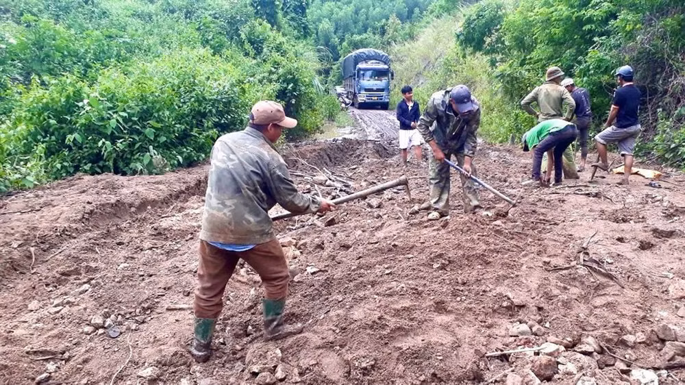 Khắc phục vị trí sạt lở đường vành đai xã Krong-Đắk Smar-LơKu (huyện Kbang).