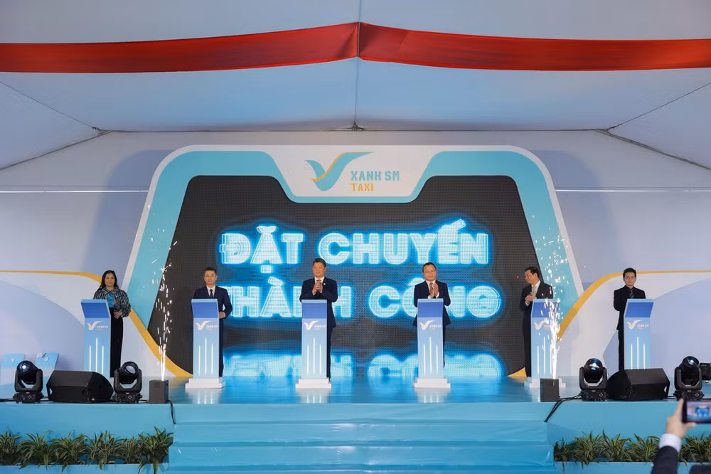 Bấm nút khai trương hãng taxi điện đầu tiên tại Việt Nam. Bấm nút khai trương hãng taxi điện đầu tiên tại Việt Nam.