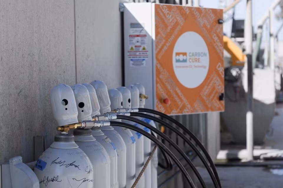 Các thùng chứa carbon dioxide thu được bên cạnh thiết bị thu hồi CO2 CarbonCure. Ảnh: Reuters Các thùng chứa carbon dioxide thu được bên cạnh thiết bị thu hồi CO2 CarbonCure. Ảnh: Reuters