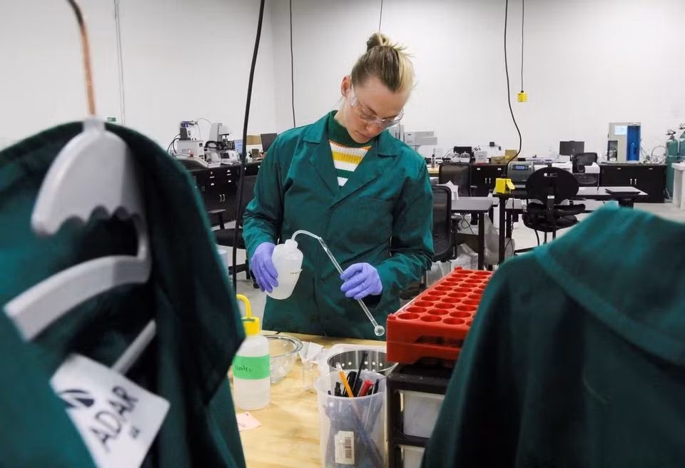 Một kỹ thuật viên của Heirloom Carbon Technologies đang làm việc tại phòng thí nghiệm của công ty. Ảnh: Reuters. Một kỹ thuật viên của Heirloom Carbon Technologies đang làm việc tại phòng thí nghiệm của công ty. Ảnh: Reuters.