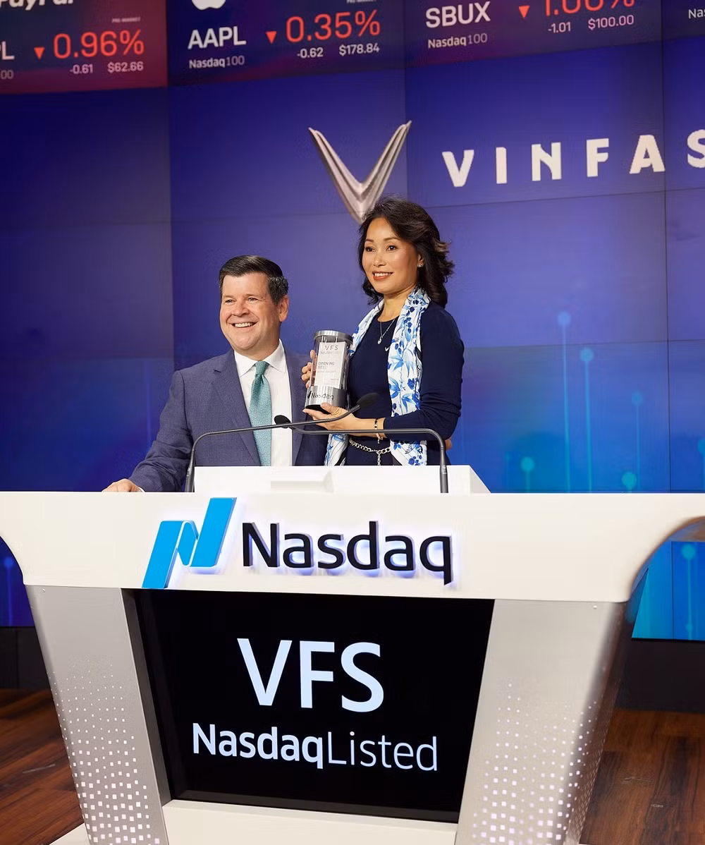 CEO toàn cầu VinFast Lê Thị Thu Thủy nhận kỷ niệm chương từ Bob McCooey, Phó Chủ tịch kiêm Giám đốc thị trường Vốn toàn cầu của Nasdaq. CEO toàn cầu VinFast Lê Thị Thu Thủy nhận kỷ niệm chương từ Bob McCooey, Phó Chủ tịch kiêm Giám đốc thị trường Vốn toàn cầu của Nasdaq.