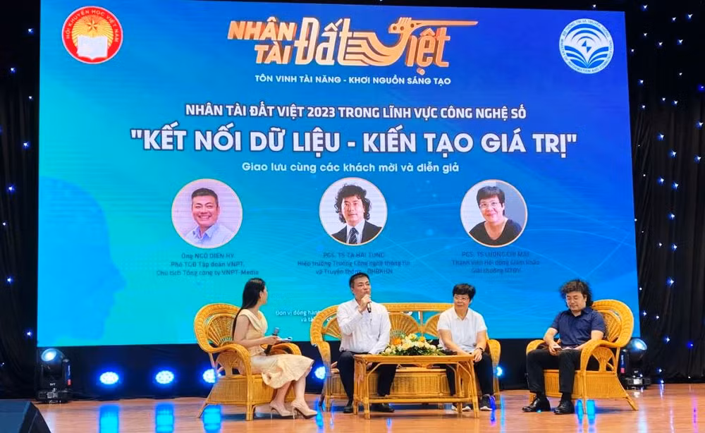 Các đại biểu tham gia buổi giao lưu.
