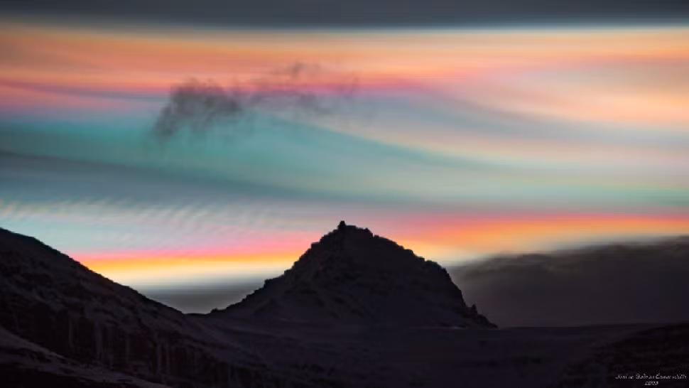 Những đám mây nhiều màu tỏa sáng trên bầu trời đêm phía trên núi Jökultindur ở Iceland vào ngày 25/1. Ảnh: Jónína Guðrún Óskarsdóttir.