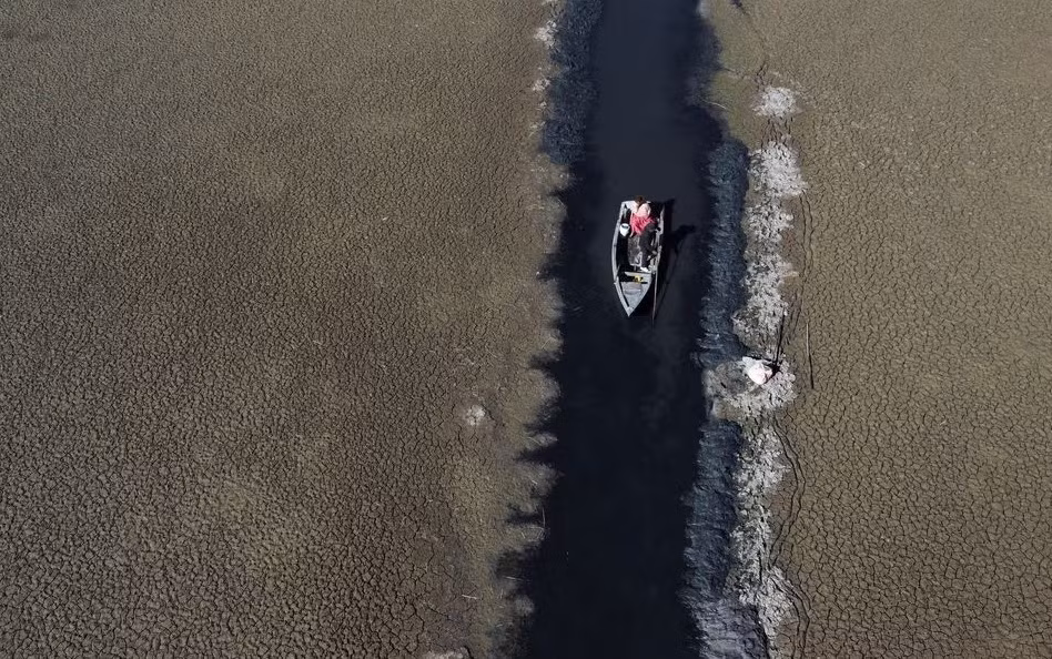 Thuyền đi qua một con nước hẹp ở hồ Titicaca, Bolivia, ngày 3/8. Ảnh: Reuters.