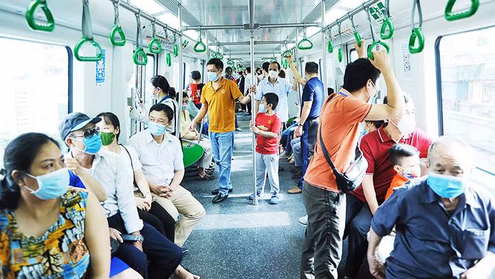 Khách đi tàu tuyến đường sắt đô thị Cát Linh-Hà Đông. Ảnh: SONG ANH