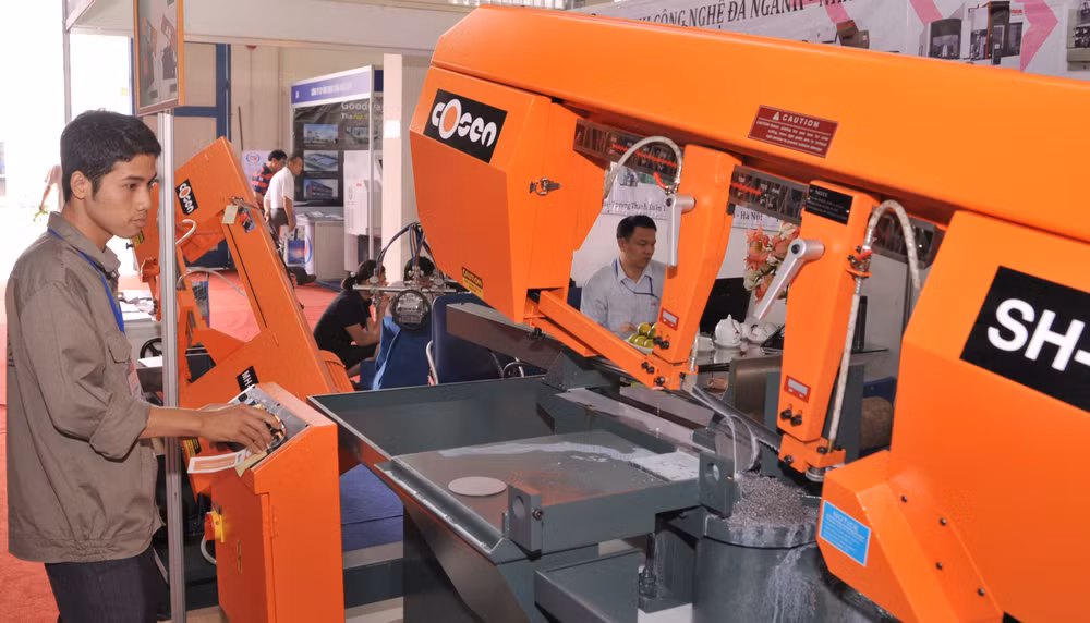Doanh nghiệp đã chú trọng đầu tư máy móc và công nghệ mới để phát triển sản xuất, kinh doanh. Ảnh: BẮC SƠN