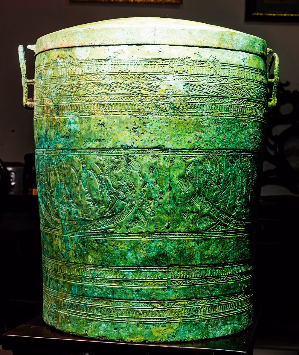 Thạp đồng Kính Hoa (niên đại thuộc thế kỷ III-II trước Công nguyên).
