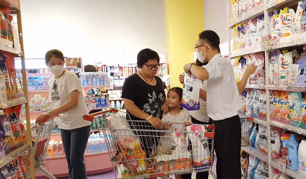 Người tiêu dùng đang thận trọng hơn với thói quen chi tiêu của mình. Ảnh: SONG ANH Người tiêu dùng đang thận trọng hơn với thói quen chi tiêu của mình. Ảnh: SONG ANH