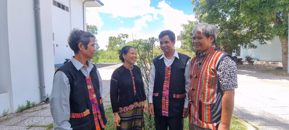 Bà Hồ Thị Thanh (thứ hai từ trái sang) luôn đi đầu trong việc tuyên truyền, vận động người dân xây dựng nông thôn mới.