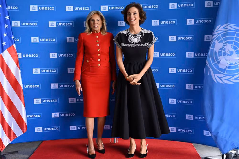 Bà Jill Biden (trái) và Tổng Giám đốc UNESCO Audrey tại buổi lễ đánh dấu sự trở lại UNESCO của Mỹ. Ảnh: CNN