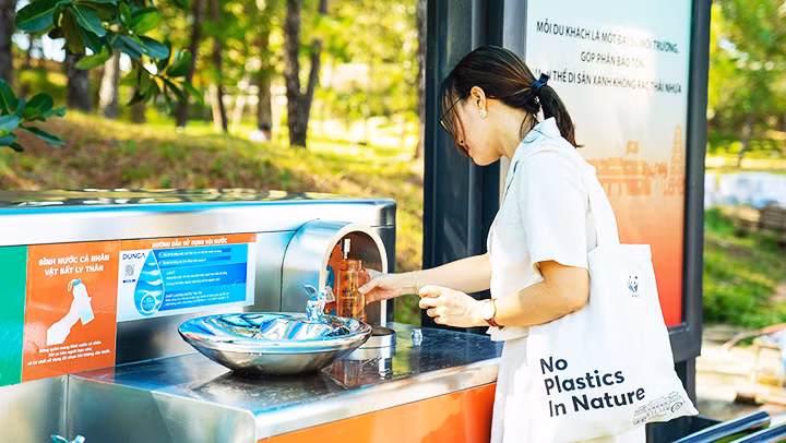 Du khách được khuyến khích mang theo bình để tiếp nước uống khi đến các điểm tham quan.
