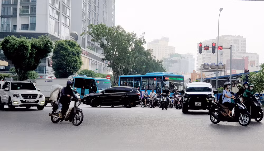 Cần tuân thủ luật khi tham gia giao thông. Ảnh: SONG ANH