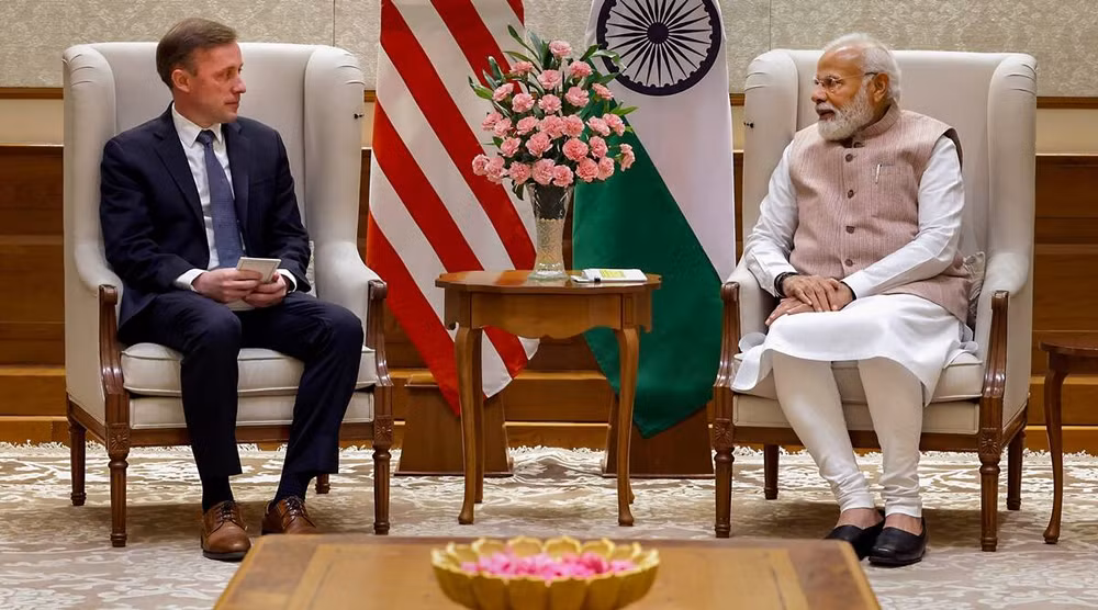 Thủ tướng Ấn Độ Narendra Modi (phải) tiếp ông Jake Sullivan tại New Delhi. Ảnh: INDIAN EXPRESS