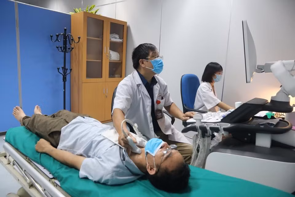 Khám cho bệnh nhân mắc sốt xuất huyết tại Khoa Bệnh nhiệt đới, Bệnh viện E.