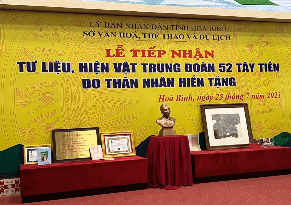 Nhiều hiện vật giá trị được trao cho Bảo tàng Hòa Bình.