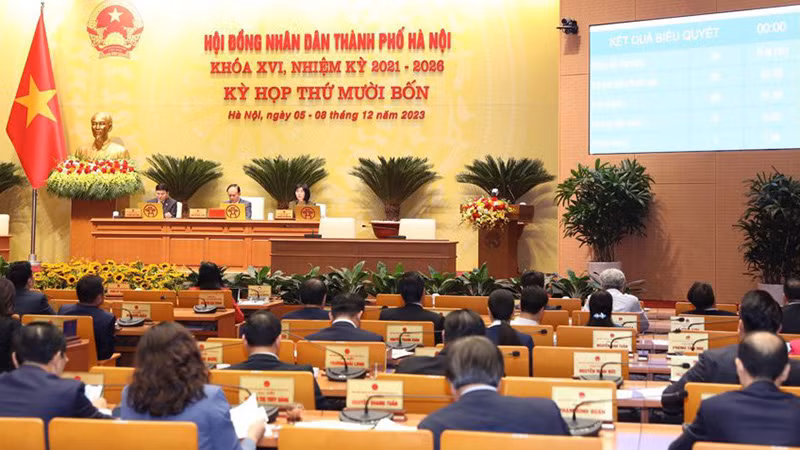 Kỳ họp thứ 14 Hội đồng nhân dân thành phố Hà Nội, nhiệm kỳ 2021-2026, thông qua Nghị quyết quy định số lượng, mức phụ cấp thường xuyên đối với công an xã bán chuyên trách ở thôn tham gia bảo đảm an ninh trật tự ở cơ sở. (Ảnh: chinhphu.vn)