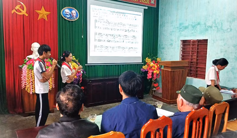 Một tiết học hát Kiều của học sinh Trường tiểu học và trung học cơ sở Quảng Kim dưới sự hướng dẫn của các nghệ nhân.