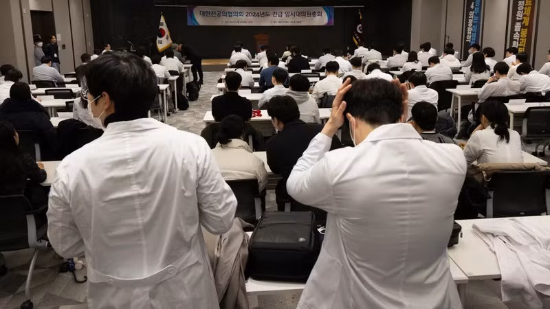 Một cuộc gặp giữa đại diện các bác sĩ ở Seoul và Chính phủ Hàn Quốc. Ảnh: YONHAP 