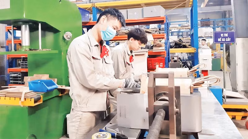 Lao động tại Công ty CP Thiết bị điện MBT, điểm công nghiệp Sông Cùng, xã Đồng Tháp, huyện Đan Phượng, Hà Nội. (Ảnh: NGUYÊN TRANG)