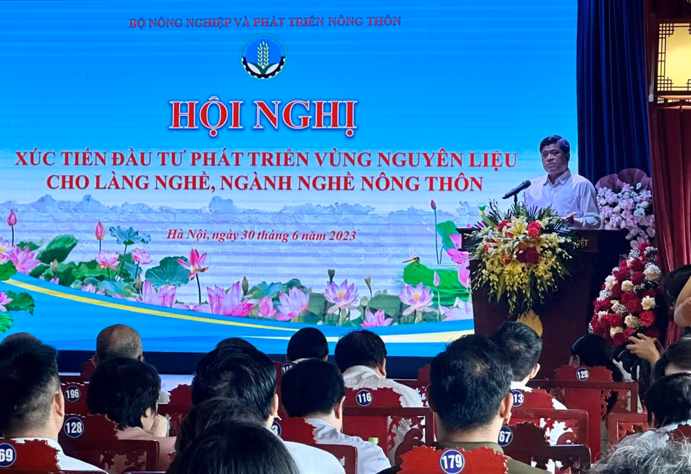Thứ trưởng Bộ Nông nghiệp và Phát triển nông thôn Trần Thanh Nam phát biểu ý kiến tại hội nghị Thứ trưởng Bộ Nông nghiệp và Phát triển nông thôn Trần Thanh Nam phát biểu ý kiến tại hội nghị