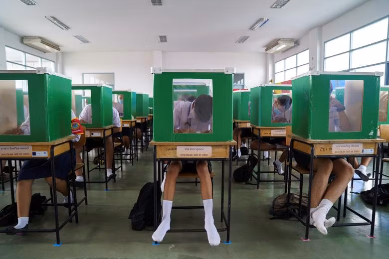Hòm phiếu cũ được tái sử dụng thành vách ngăn trong các lớp học tại tỉnh Pathum Thani (Thái Lan), ngày 1/7/2020. (Ảnh: Reuters)