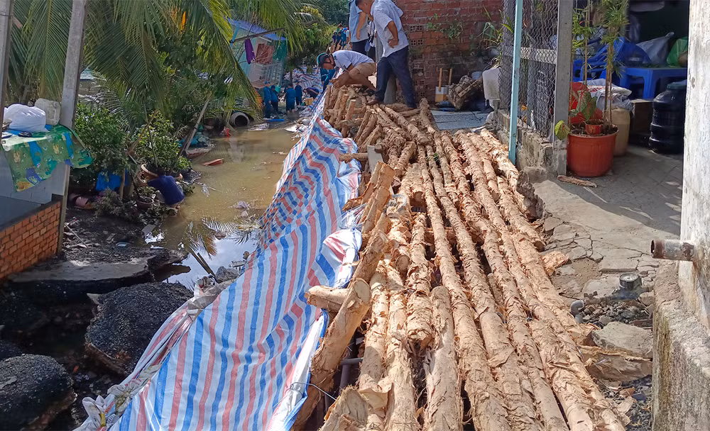 Lối đi tạm bằng cây đã được làm cho 10 hộ dân đi lại. Lối đi tạm bằng cây đã được làm cho 10 hộ dân đi lại.