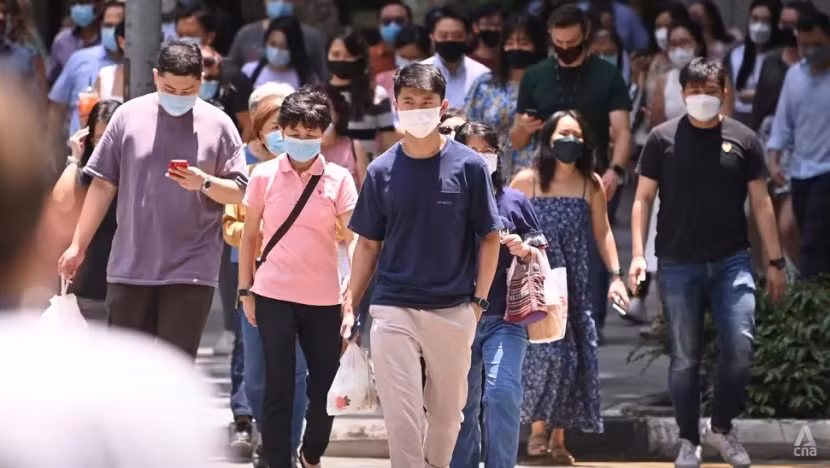 Người dân tại Singapore vẫn duy trì thói quen đeo khẩu trang tại khu vực đông người. (Ảnh: CNA)