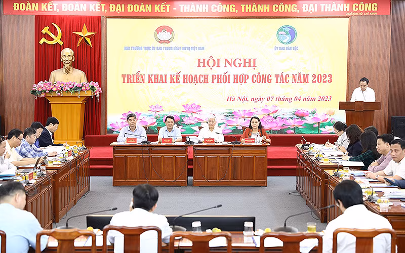 Các đồng chí lãnh đạo Đảng, Nhà nước và các cơ quan liên quan chủ trì Hội nghị.