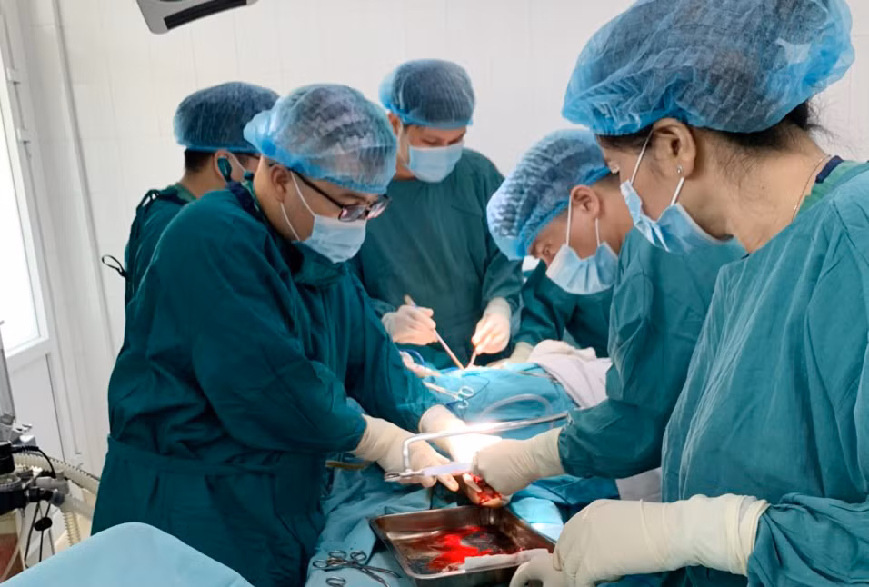 Các y, bác sĩ cấp cứu cho bệnh nhân L.Q.D.