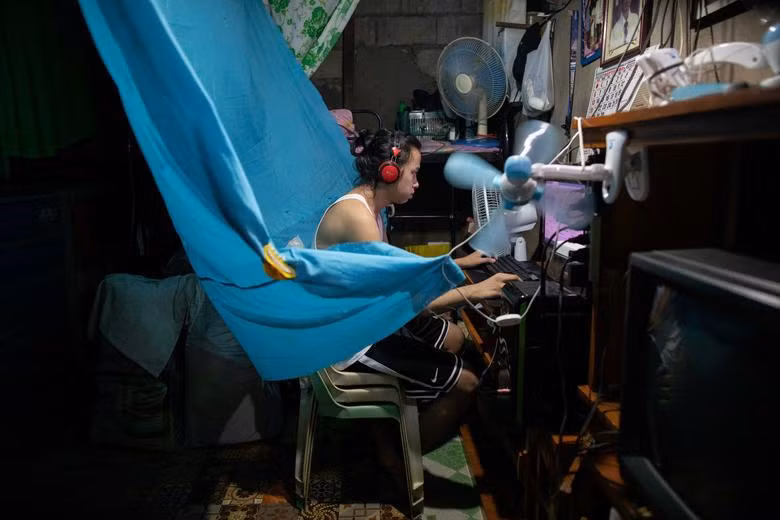 Ngồi trong nhà tại thủ đô Manila (Philippines), sinh viên John Sorba (20 tuổi) tham gia lớp học trực tuyến ngày 6/10/2020. (Ảnh: Reuters)