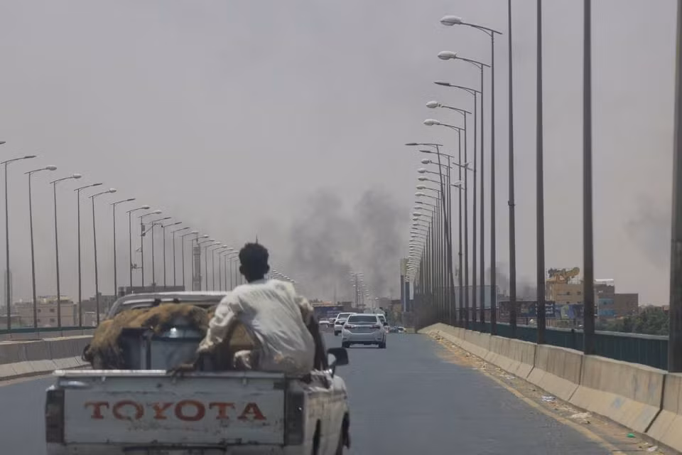 Khói bốc lên từ Omdurman khi xảy ra đụng độ giữa quân đội và RSF, ngày 15/4/2023. (Ảnh: Reuters)