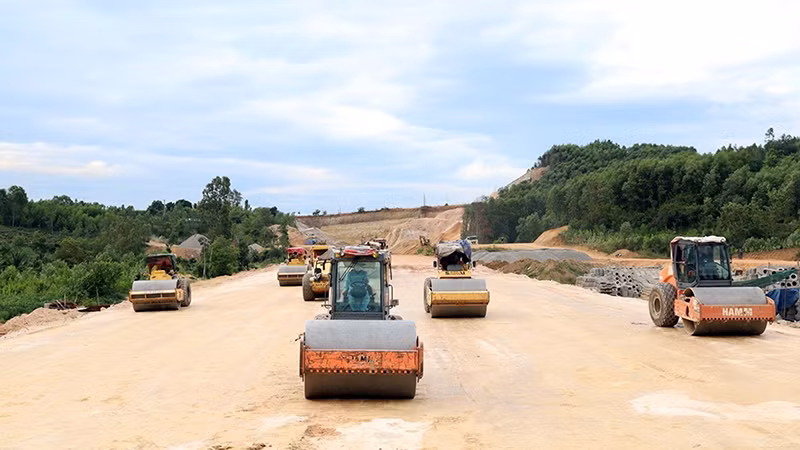 Lu lèn mặt đường, chuẩn bị rải đá cấp phối tại dự án thành phần đường cao tốc bắc-nam, đoạn Quy Nhơn-Chí Thạnh qua tỉnh Phú Yên. (Ảnh XUÂN TRIỆU) Lu lèn mặt đường, chuẩn bị rải đá cấp phối tại dự án thành phần đường cao tốc bắc-nam, đoạn Quy Nhơn-Chí Thạnh qua tỉnh Phú Yên. (Ảnh XUÂN TRIỆU)