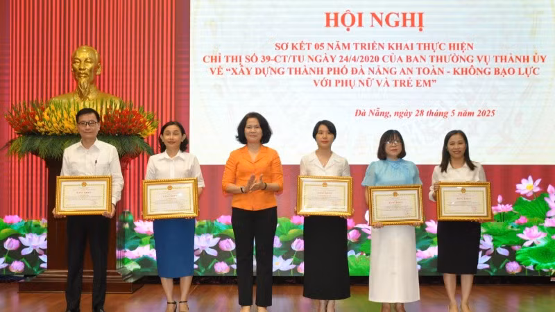 Khen thưởng 5 cá nhân có thành tích xuất sắc trong thực hiện Chỉ thị số 39-CT/TU của Ban Thường vụ Thành ủy Đà Nẵng.