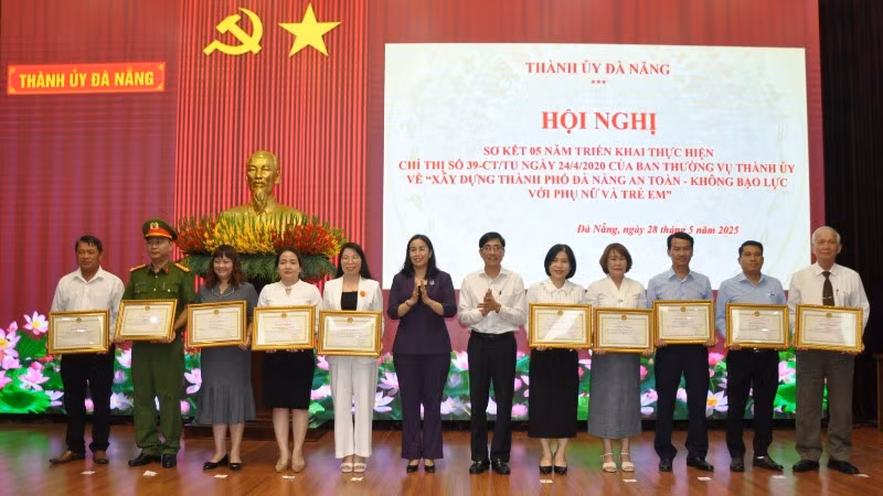 Khen thưởng 10 tập thể có thành tích xuất sắc trong thực hiện Chỉ thị số 39-CT/TU của Ban Thường vụ Thành ủy Đà Nẵng.