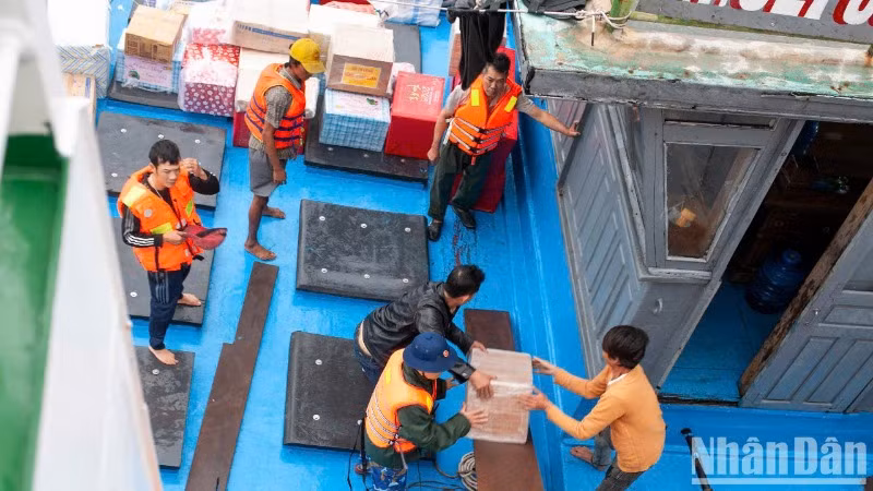 Vận chuyển quà Tết lên thuyền ngư dân.