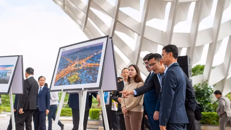 Các đại biểu trải nghiệm không gian văn hóa đặc trưng của thành phố. Các đại biểu trải nghiệm không gian văn hóa đặc trưng của thành phố.