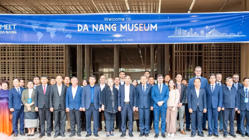 Lãnh đạo thành phố cùng các đại biểu tham dự diễn đàn chụp hình lưu niệm tại Bảo tàng Đà Nẵng.