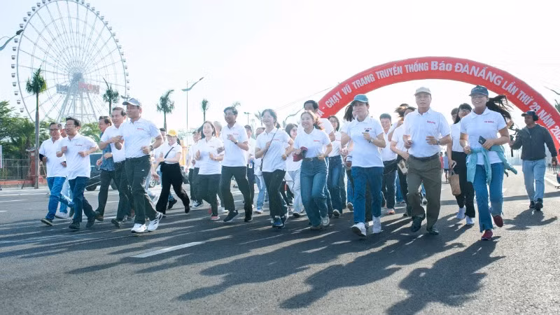 Lãnh đạo thành phố cùng cán bộ, công chức, viên chức các đơn vị, Báo Đà Nẵng tham gia giải.