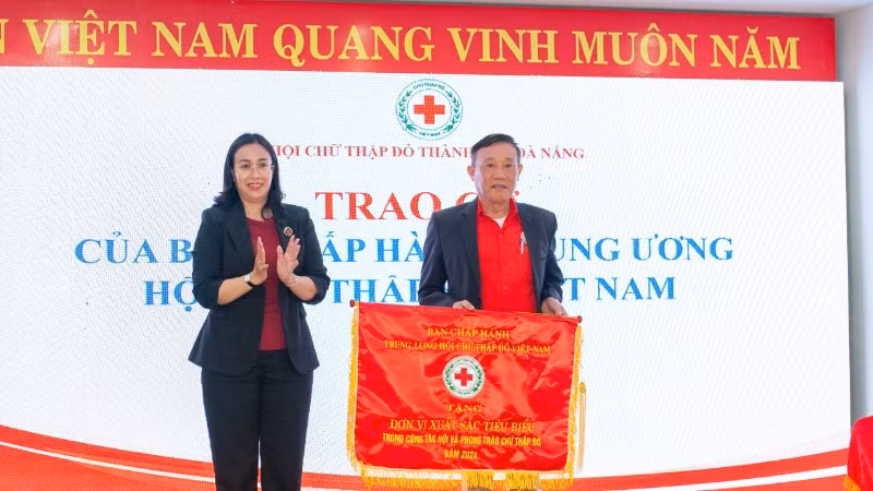 Trao cờ thi đua của Trung ương Hội Chữ thập đỏ Việt Nam cho Hội Chữ thập đỏ quận Cẩm Lệ.