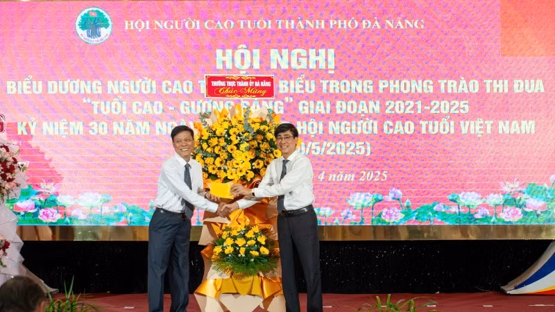 Đại diện lãnh đạo Thành ủy tặng hoa chúc mừng hội nghị. Đại diện lãnh đạo Thành ủy tặng hoa chúc mừng hội nghị.