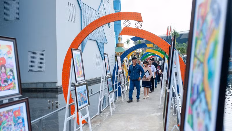 Các tác phẩm của các em thiếu nhi Đà Nẵng được trưng bày tại triển lãm.